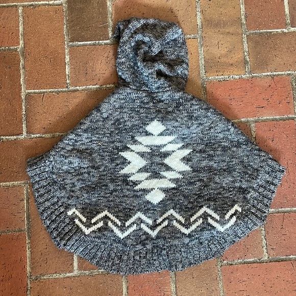 OshKosh Kids Gray and White Poncho Sweater 2T - Picture 3 of 3